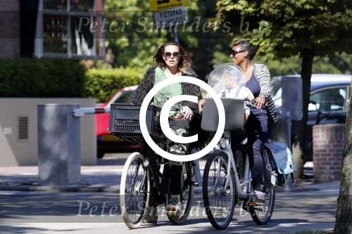 Amsterdam 7 september 2012
Trijntje Oosterhuis op de fiets met Edsilia Rombley en haar dochtertje.
Peter Smulders bv