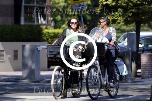 Amsterdam 7 september 2012
Trijntje Oosterhuis op de fiets met Edsilia Rombley en haar dochtertje.
Peter Smulders bv