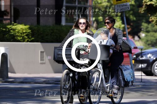 Amsterdam 7 september 2012
Trijntje Oosterhuis op de fiets met Edsilia Rombley en haar dochtertje.
Peter Smulders bv