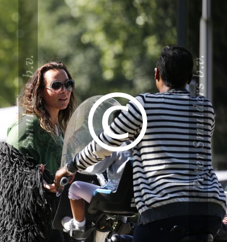 Amsterdam 7 september 2012
Trijntje Oosterhuis op de fiets met Edsilia Rombley en haar dochtertje.
Peter Smulders bv