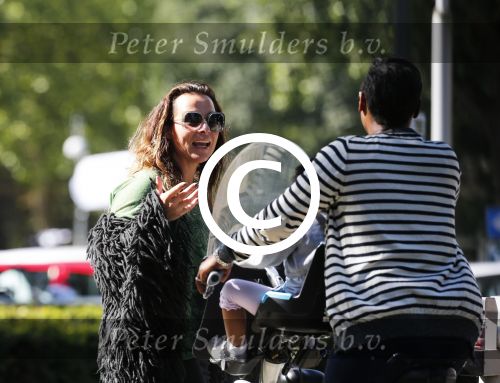 Amsterdam 7 september 2012
Trijntje Oosterhuis op de fiets met Edsilia Rombley en haar dochtertje.
Peter Smulders bv