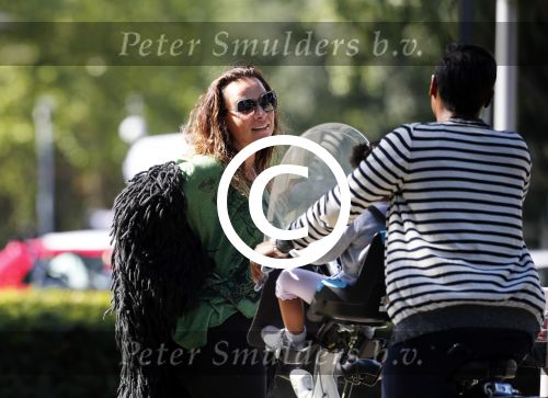 Amsterdam 7 september 2012
Trijntje Oosterhuis op de fiets met Edsilia Rombley en haar dochtertje.
Peter Smulders bv