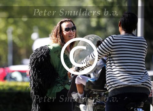 Amsterdam 7 september 2012
Trijntje Oosterhuis op de fiets met Edsilia Rombley en haar dochtertje.
Peter Smulders bv