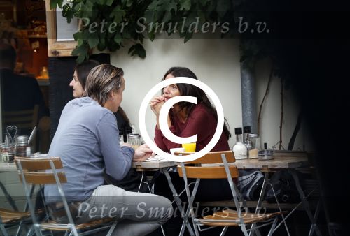 Amsterdam 6 september 2012
Daan Schuurmans op terras met de vrouw van Daniel Boissevain Vanessa.
Peter Smulders bv