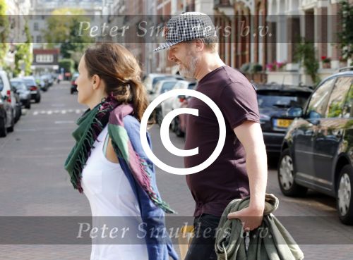 Amsterdam 1 september 2012
Wessel v Diepen (met baard) en Daphne Bunskoek doen boodschapen in amsterdam zuid.
Peter Smulders bv