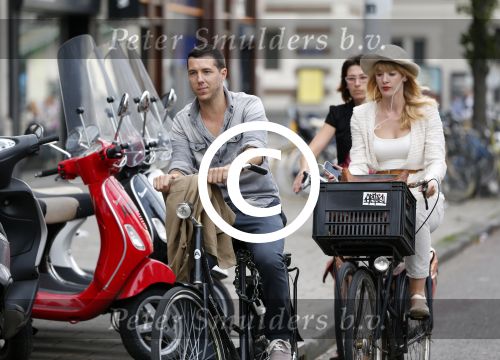 Amsterdam 29 augustus 2012
Noortje Herlaar en William Spaaij op de fiets in Amsterdam.
Peter Smulders bv