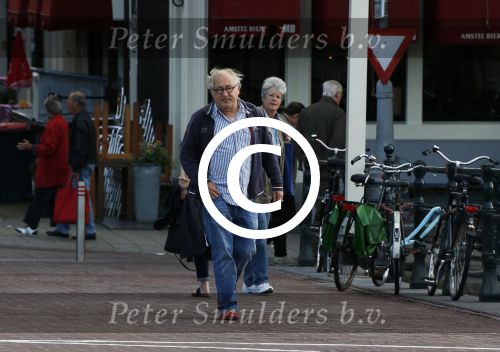 Amsterdam 1 september 2012
Youp v t Hek met mobieltje op straat.
Peter Smulders bv