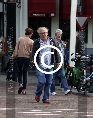 Amsterdam 1 september 2012
Youp v t Hek met mobieltje op straat.
Peter Smulders bv