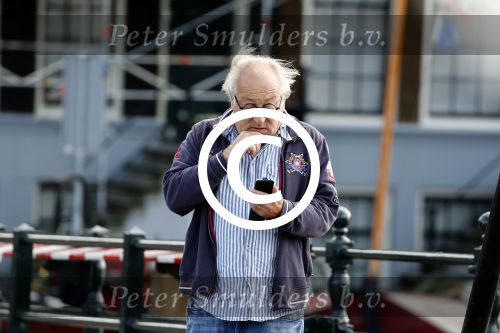 Amsterdam 1 september 2012
Youp v t Hek met mobieltje op straat.
Peter Smulders bv