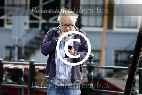 Amsterdam 1 september 2012
Youp v t Hek met mobieltje op straat.
Peter Smulders bv