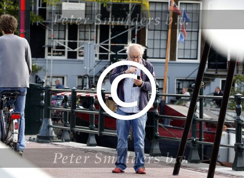 Amsterdam 1 september 2012
Youp v t Hek met mobieltje op straat.
Peter Smulders bv