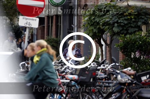Amsterdam 1 september 2012
Youp v t Hek met mobieltje op straat.
Peter Smulders bv