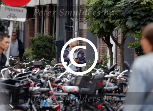 Amsterdam 1 september 2012
Youp v t Hek met mobieltje op straat.
Peter Smulders bv
