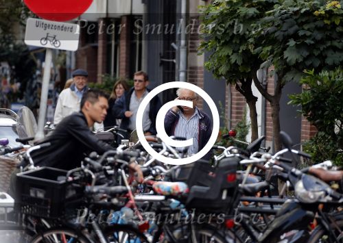Amsterdam 1 september 2012
Youp v t Hek met mobieltje op straat.
Peter Smulders bv