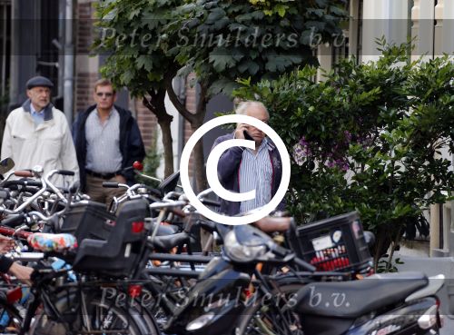 Amsterdam 1 september 2012
Youp v t Hek met mobieltje op straat.
Peter Smulders bv