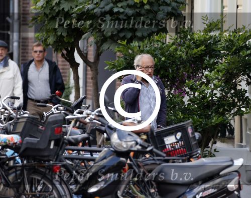 Amsterdam 1 september 2012
Youp v t Hek met mobieltje op straat.
Peter Smulders bv