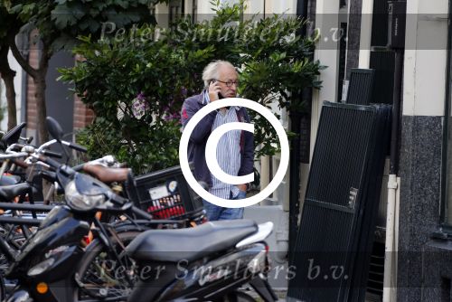 Amsterdam 1 september 2012
Youp v t Hek met mobieltje op straat.
Peter Smulders bv