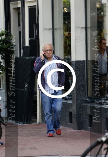 Amsterdam 1 september 2012
Youp v t Hek met mobieltje op straat.
Peter Smulders bv