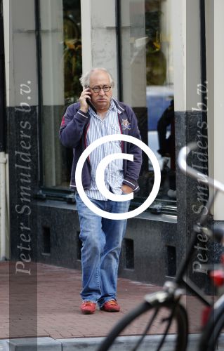 Amsterdam 1 september 2012
Youp v t Hek met mobieltje op straat.
Peter Smulders bv
