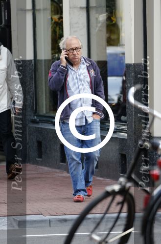 Amsterdam 1 september 2012
Youp v t Hek met mobieltje op straat.
Peter Smulders bv
