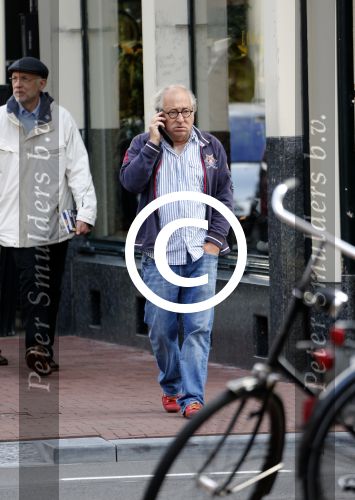 Amsterdam 1 september 2012
Youp v t Hek met mobieltje op straat.
Peter Smulders bv