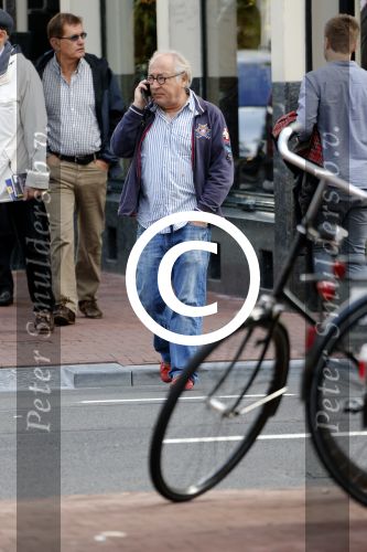 Amsterdam 1 september 2012
Youp v t Hek met mobieltje op straat.
Peter Smulders bv