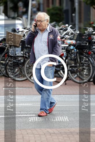 Amsterdam 1 september 2012
Youp v t Hek met mobieltje op straat.
Peter Smulders bv