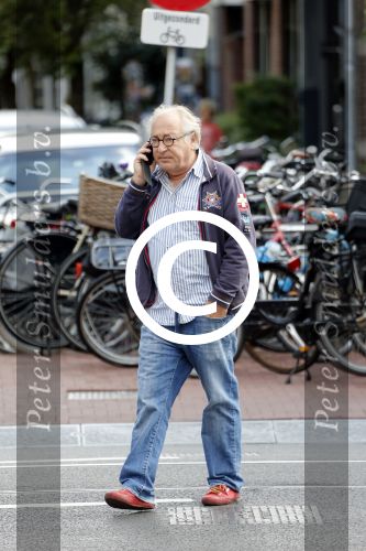 Amsterdam 1 september 2012
Youp v t Hek met mobieltje op straat.
Peter Smulders bv