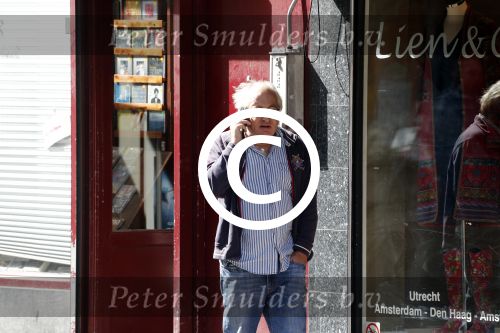 Amsterdam 1 september 2012
Youp v t Hek met mobieltje op straat.
Peter Smulders bv