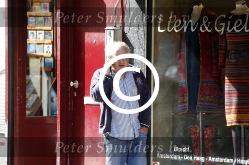 Amsterdam 1 september 2012
Youp v t Hek met mobieltje op straat.
Peter Smulders bv
