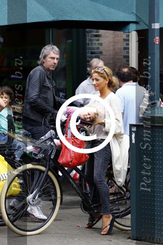 Amsterdam 31 augustus 2013
Ruud en Aafke de Wild met hun kinderen boodschappen aan het doen op de fiets.