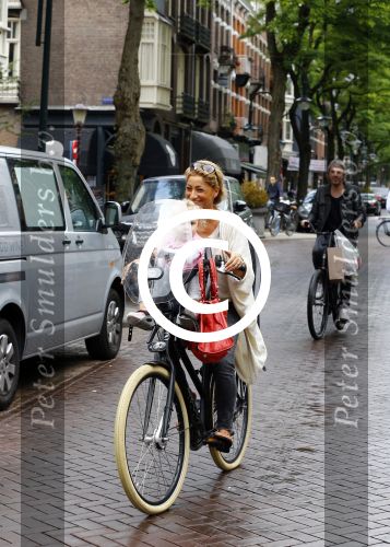 Amsterdam 31 augustus 2013
Ruud en Aafke de Wild met hun kinderen boodschappen aan het doen op de fiets.