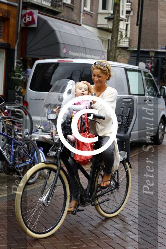 Amsterdam 31 augustus 2013
Ruud en Aafke de Wild met hun kinderen boodschappen aan het doen op de fiets.