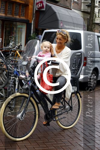 Amsterdam 31 augustus 2013
Ruud en Aafke de Wild met hun kinderen boodschappen aan het doen op de fiets.