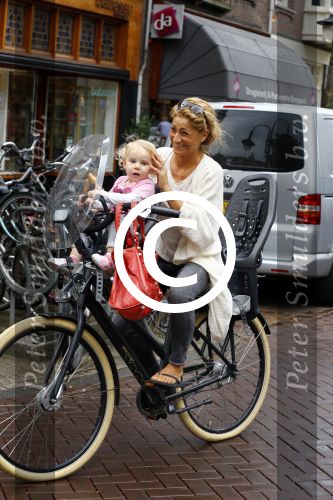 Amsterdam 31 augustus 2013
Ruud en Aafke de Wild met hun kinderen boodschappen aan het doen op de fiets.