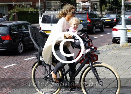 Amsterdam 31 augustus 2013
Ruud en Aafke de Wild met hun kinderen boodschappen aan het doen op de fiets.
