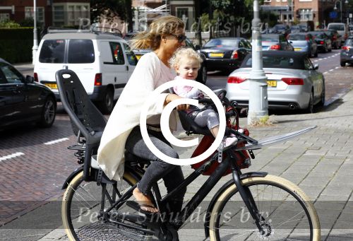 Amsterdam 31 augustus 2013
Ruud en Aafke de Wild met hun kinderen boodschappen aan het doen op de fiets.