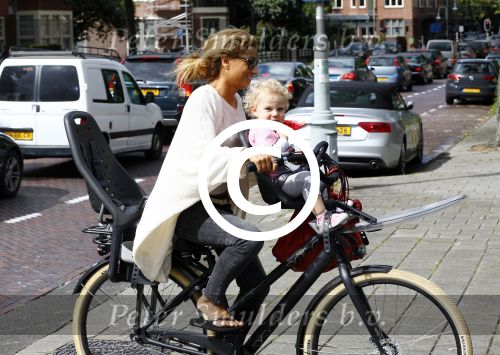 Amsterdam 31 augustus 2013
Ruud en Aafke de Wild met hun kinderen boodschappen aan het doen op de fiets.