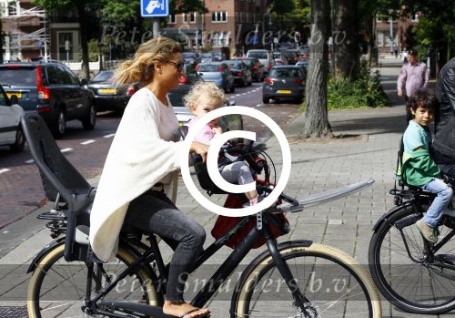 Amsterdam 31 augustus 2013
Ruud en Aafke de Wild met hun kinderen boodschappen aan het doen op de fiets.