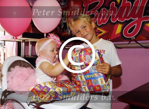 Scheveningen Den Haag 23 augustus 2013
Angelina de dochter van Michael v d Plas en Samantha de Jongh ( Barbie) viert haar eerste verjaardag in Barbys cafe.
Peter Smulders bv