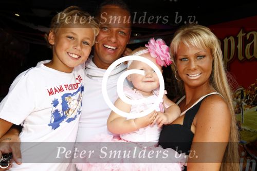 Scheveningen Den Haag 23 augustus 2013
Angelina de dochter van Michael v d Plas en Samantha de Jongh ( Barbie) viert haar eerste verjaardag in Barbys cafe.
Peter Smulders bv
