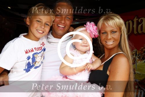 Scheveningen Den Haag 23 augustus 2013
Angelina de dochter van Michael v d Plas en Samantha de Jongh ( Barbie) viert haar eerste verjaardag in Barbys cafe.
Peter Smulders bv