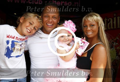 Scheveningen Den Haag 23 augustus 2013
Angelina de dochter van Michael v d Plas en Samantha de Jongh ( Barbie) viert haar eerste verjaardag in Barbys cafe.
Peter Smulders bv