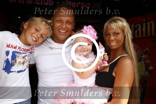 Scheveningen Den Haag 23 augustus 2013
Angelina de dochter van Michael v d Plas en Samantha de Jongh ( Barbie) viert haar eerste verjaardag in Barbys cafe.
Peter Smulders bv