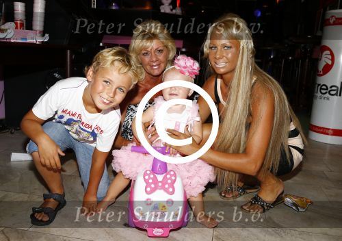Scheveningen Den Haag 23 augustus 2013
Angelina de dochter van Michael v d Plas en Samantha de Jongh ( Barbie) viert haar eerste verjaardag in Barbys cafe.
Peter Smulders bv
