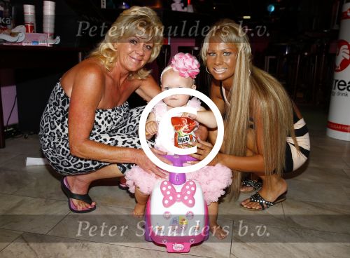 Scheveningen Den Haag 23 augustus 2013
Angelina de dochter van Michael v d Plas en Samantha de Jongh ( Barbie) viert haar eerste verjaardag in Barbys cafe. Barbie met moeder
Peter Smulders bv