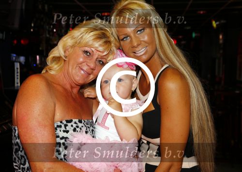 Scheveningen Den Haag 23 augustus 2013
Angelina de dochter van Michael v d Plas en Samantha de Jongh ( Barbie) viert haar eerste verjaardag in Barbys cafe. Barbie met moeder
Peter Smulders bv