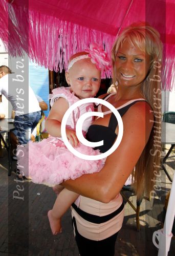 Scheveningen Den Haag 23 augustus 2013
Angelina de dochter van Michael v d Plas en Samantha de Jongh ( Barbie) viert haar eerste verjaardag in Barbys cafe.
Peter Smulders bv