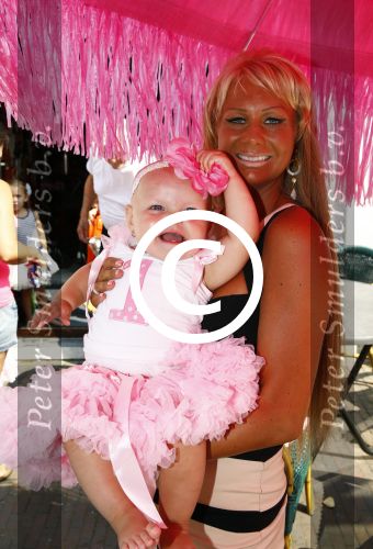 Scheveningen Den Haag 23 augustus 2013
Angelina de dochter van Michael v d Plas en Samantha de Jongh ( Barbie) viert haar eerste verjaardag in Barbys cafe.
Peter Smulders bv