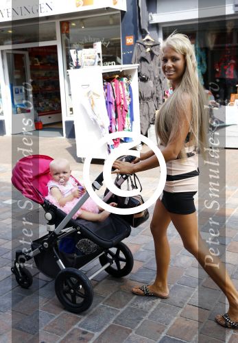 Scheveningen Den Haag 23 augustus 2013
Angelina de dochter van Michael v d Plas en Samantha de Jongh ( Barbie) viert haar eerste verjaardag in Barbys cafe.
Peter Smulders bv